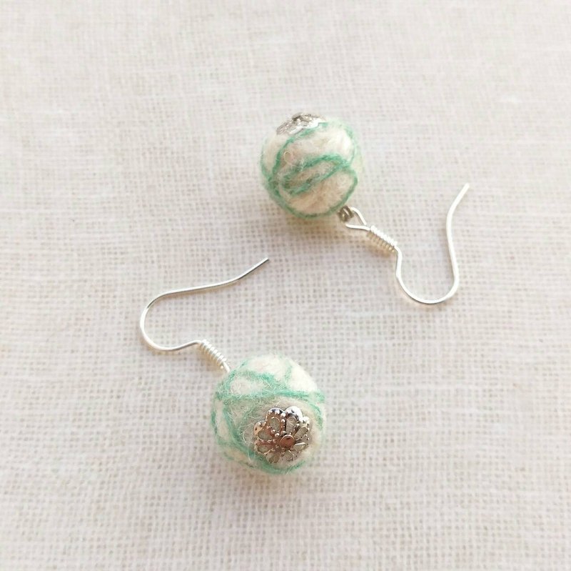 行云流水 手作羊毛毡耳环 可改耳夹 - 耳环/耳夹 - 羊毛 白色