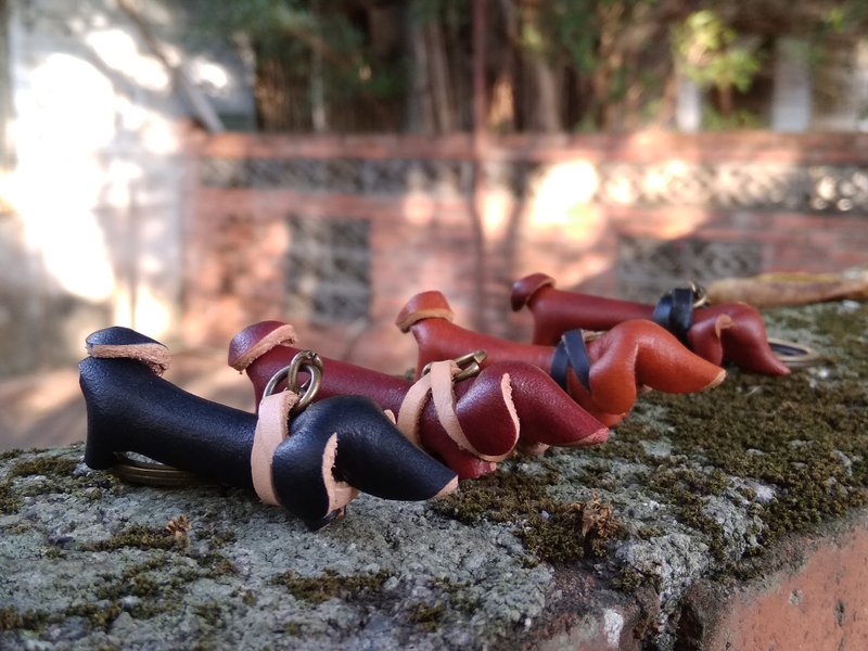 吾革事 - 皮塑小动物 - 腊肠狗皮革钥匙圈 / 吊饰 - 钥匙链/钥匙包 - 真皮 