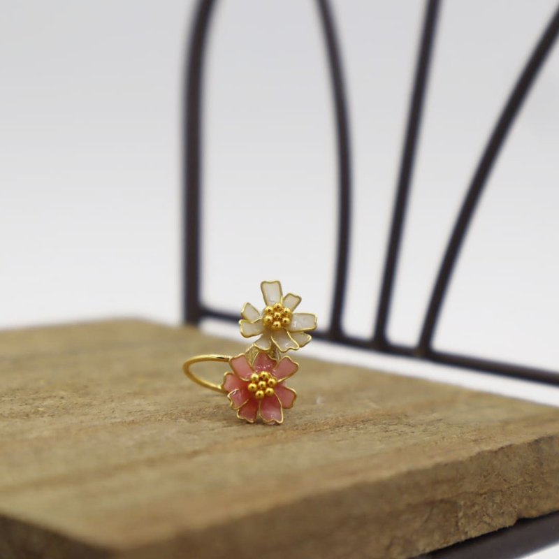 cosmos ear cuff_for one ear - 耳环/耳夹 - 树脂 粉红色