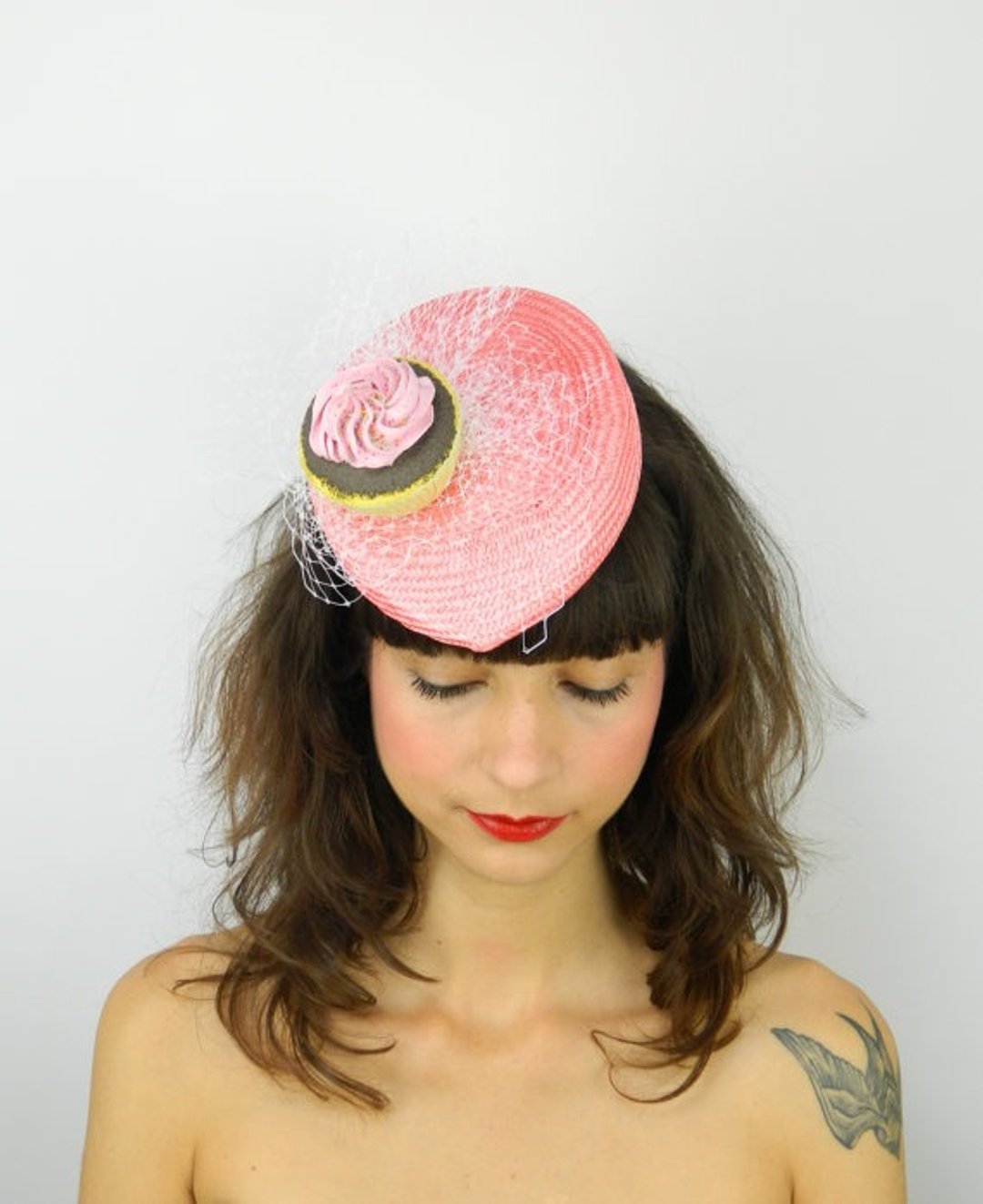Pillbox Hat Fascinator Headpiece in Coral with Pink Cupcake and White Veil, Birthday Cockatil Party Hat, Statement Occasion Hair Accessory - 帽子 - 其他材质 粉红色