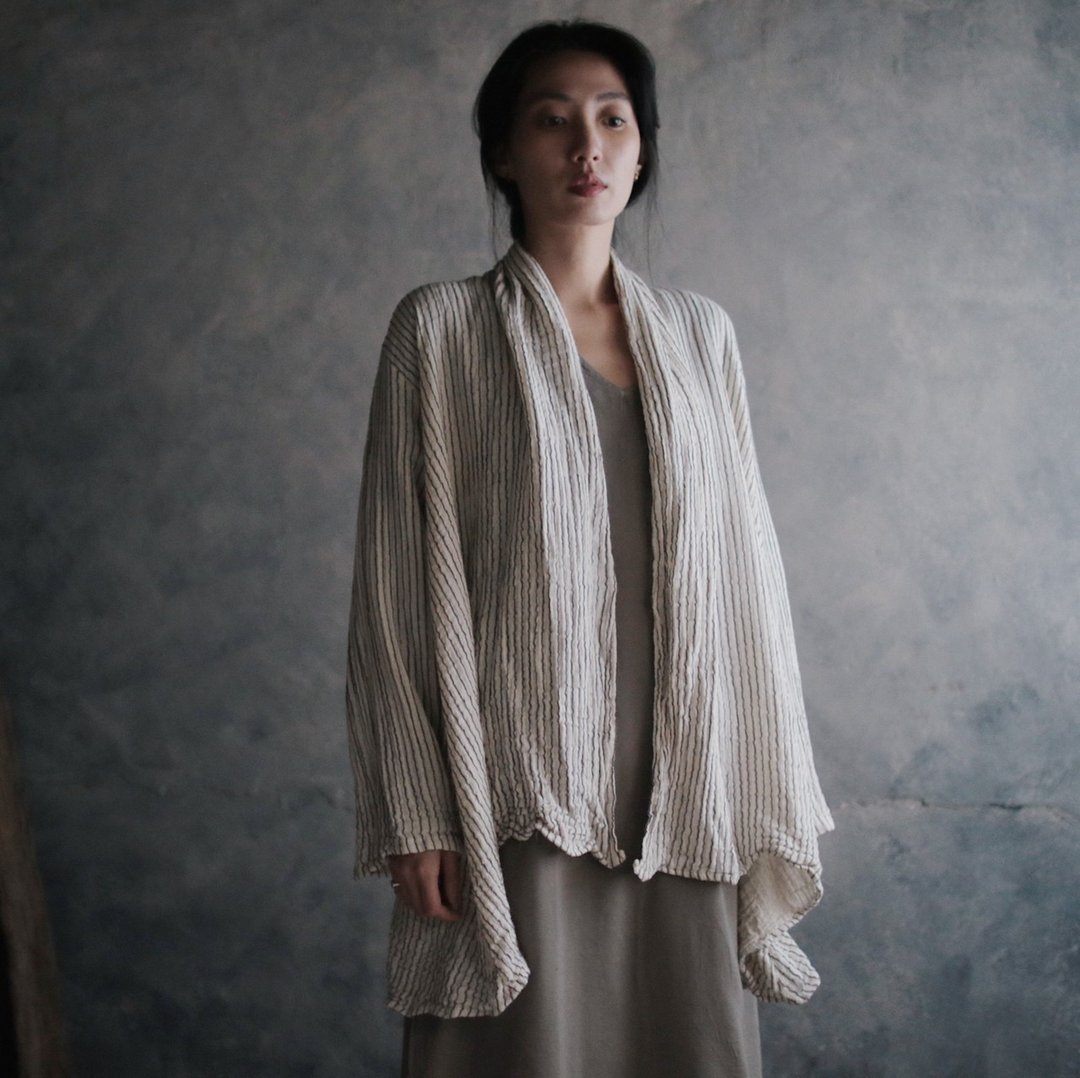 长袖木扣披肩外套 米白条纹 - 女装休闲/机能外套 - 棉．麻 白色