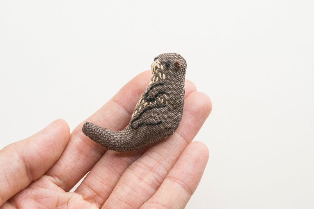 水獭胸针 Otter mini brooch pin - 胸针 - 棉 咖啡色