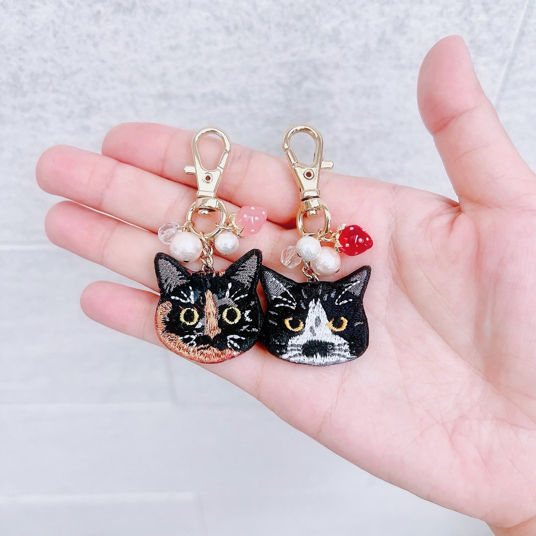 nyaigs_猫咪刺绣与草莓宝石 钥匙圈 - 钥匙链/钥匙包 - 棉 粉红色