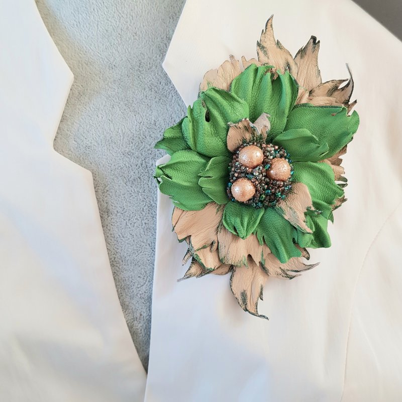 Green leather brooch for her Leather women's jewelry - 胸针 - 真皮 绿色