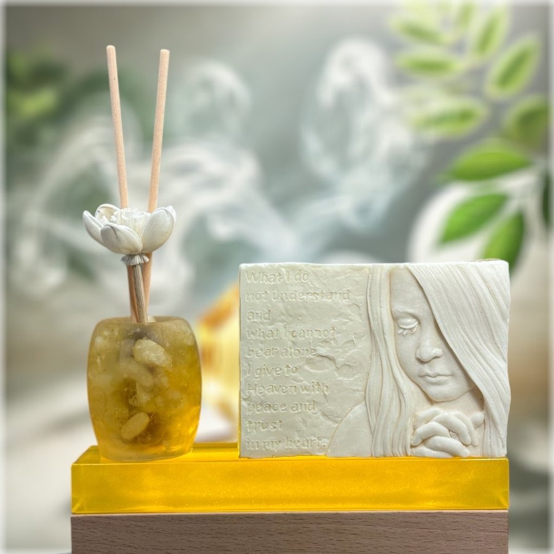 净念开运水晶扩香灯座系列 黄水晶 祈祷少女  赠蛇年招财复方精油 - 香薰/精油/线香 - 树脂 黄色