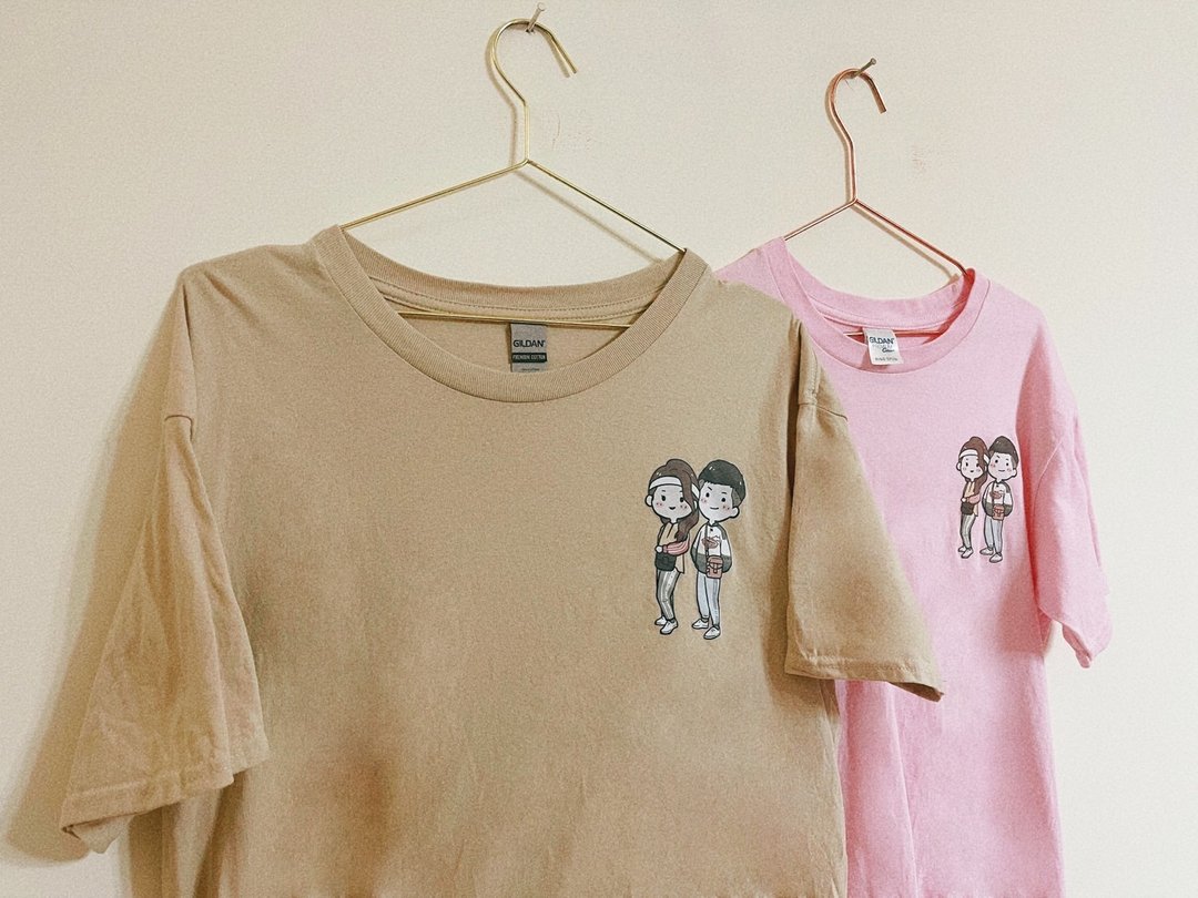 手绘纪念情侣T【定制化衣服】情侣T 衣服订制 情侣纪念礼物 - 女装上衣 - 棉 卡其色