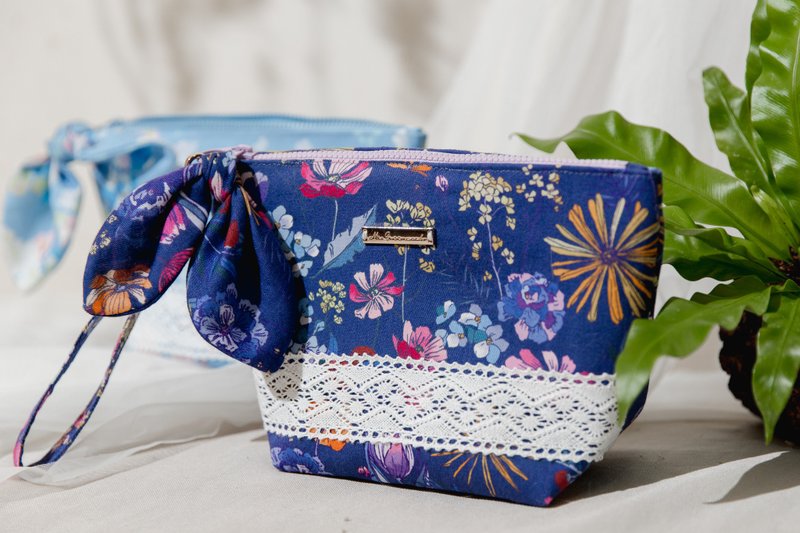 【城市印花-日本千叶】啾啾蕾丝手作化妆包 琉璃绀 斜纹布 - 化妆包/杂物包 - 棉．麻 蓝色