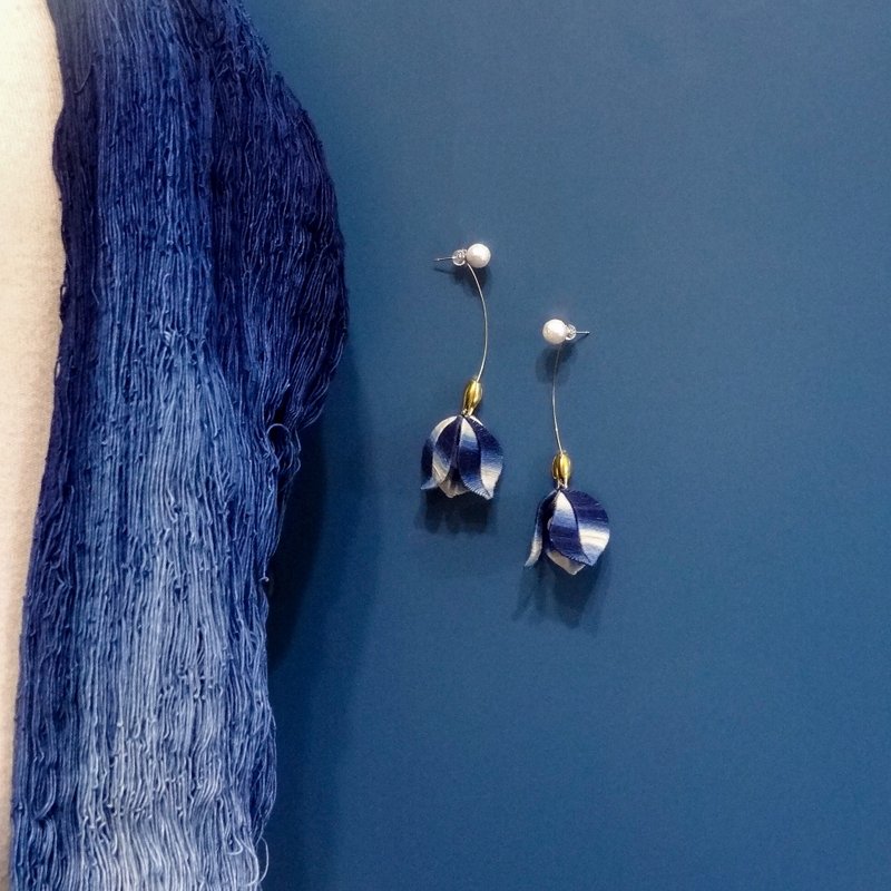 牛仔蓝/青花瓷色 铃兰花蓝染渐层缠花天然石耳环 手工蓝染饰品 - 耳环/耳夹 - 棉．麻 蓝色