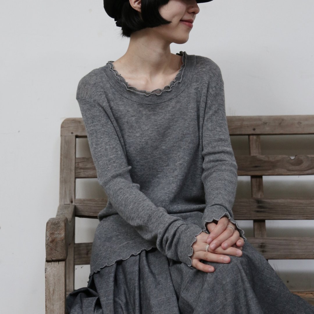 利落修身女性轮廓 亲肤轻暖高针距针织上衣 灰色 251102-1 - 女装上衣 - 羊毛 灰色