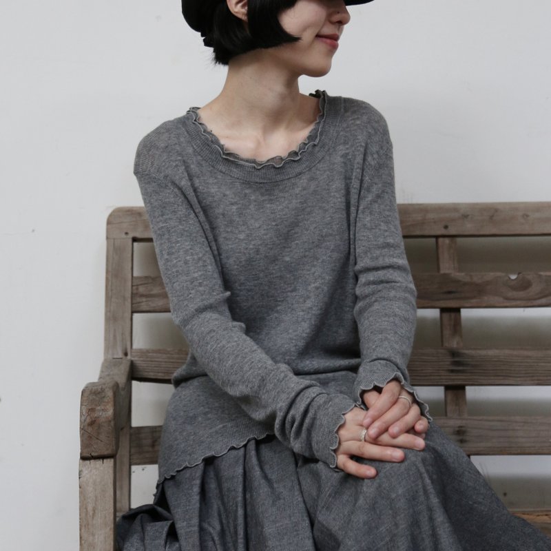 利落修身女性轮廓 亲肤轻暖高针距针织上衣 灰色 251102-1 - 女装上衣 - 羊毛 灰色