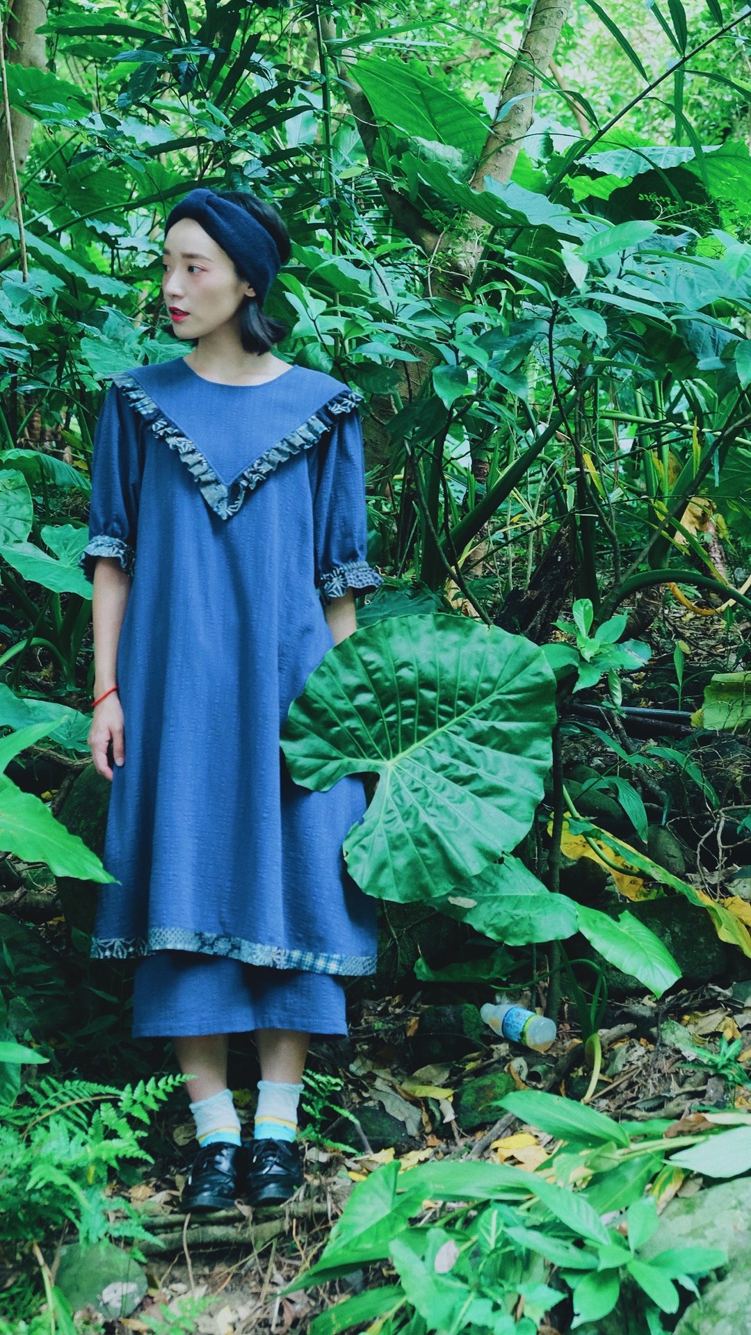肌里竹节花柄藏蓝拼布//胸花连身洋装 - 洋装/连衣裙 - 棉 蓝色