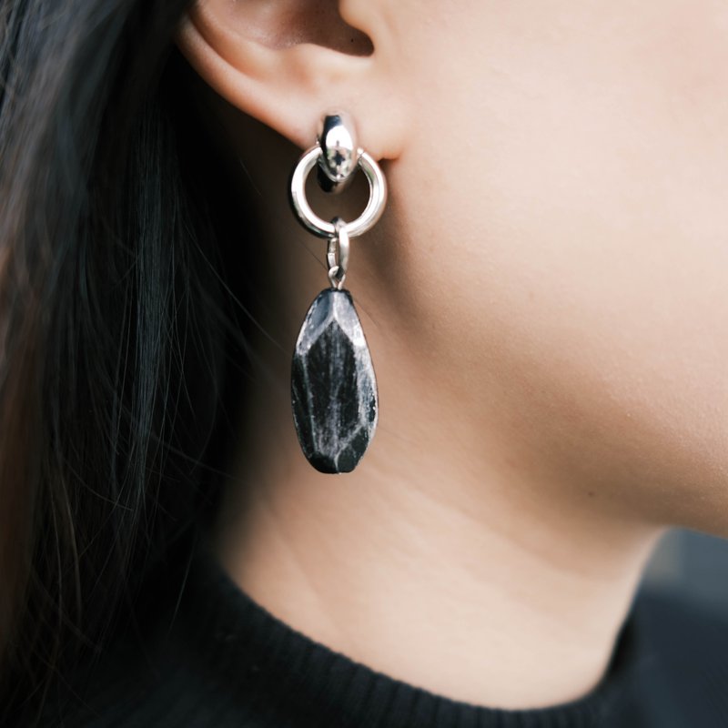 摩登水滴素描耳环 耳针耳夹 抗敏钢针 - 耳环/耳夹 - 压克力 黑色