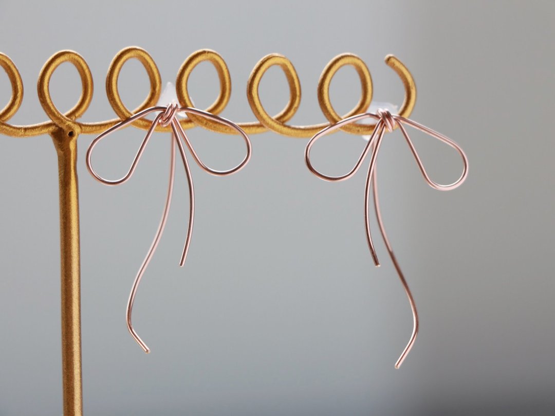 14kgf-Rose gold simple curve asymmetry ribbon pierced earrings - 耳环/耳夹 - 其他金属 金色