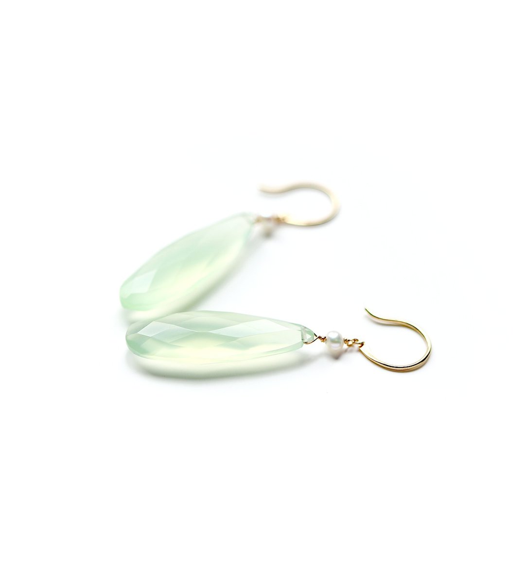 K18 Youthful and positive light green chalcedony (long pair shape) and pearl hook earrings ~ ESPOIR NOBLE ~ - 耳环/耳夹 - 宝石 绿色
