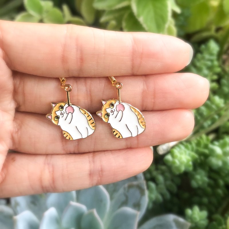 Meow猫猫玩着逗猫棒耳环 - 可转夹式 - 耳环/耳夹 - 珐琅 金色