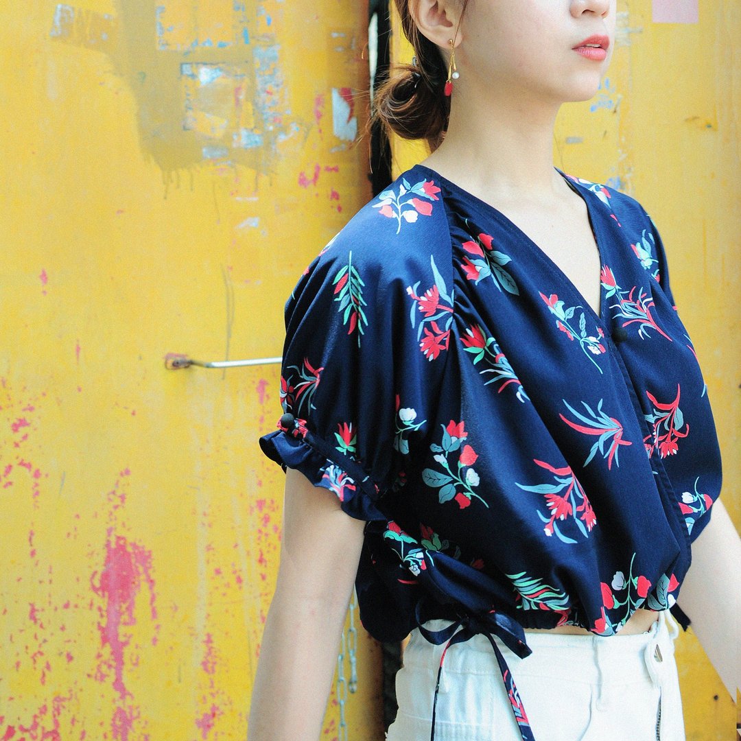 V领缩腰短版上衣 // 花火 - 女装上衣 - 聚酯纤维 蓝色