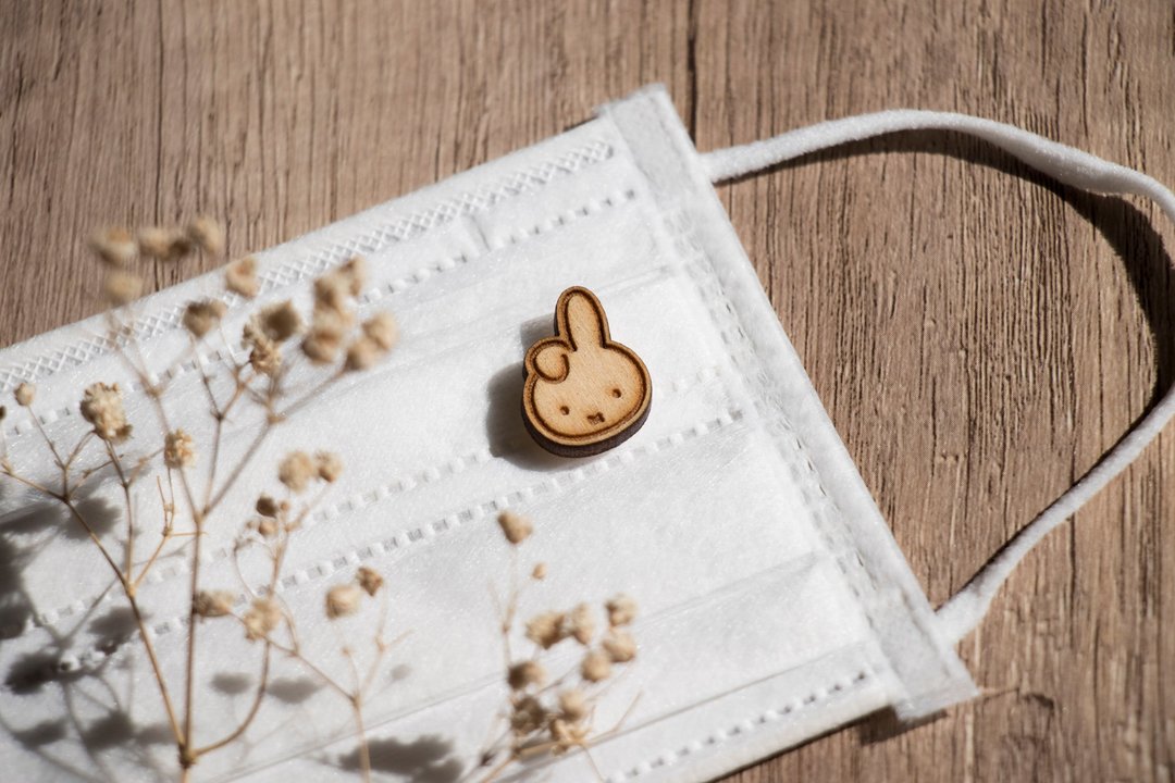 【Pinkoi x miffy】Dan 香氛口罩扣 / 磁吸别针 | ninety second - 胸针 - 木头 咖啡色