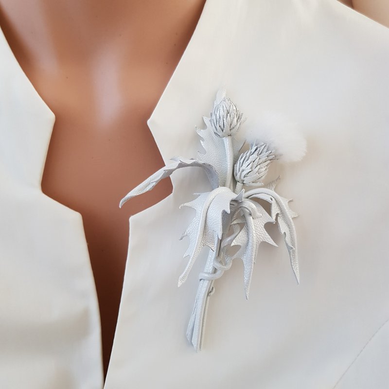 皮革胸针 Scottish thistle leather brooch 献给她 订制皮革饰品 - 胸针 - 真皮 白色