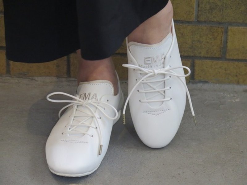 一片皮革包裹般的设计手工运动鞋 / 白色 - 女款休闲鞋 - 真皮 白色