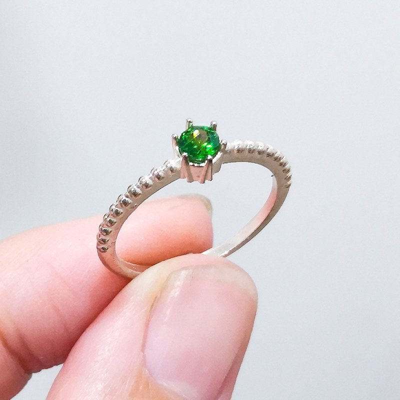 小宝石六爪925纯银戒-天然绿色沙弗莱石 - 戒指 - 宝石 绿色