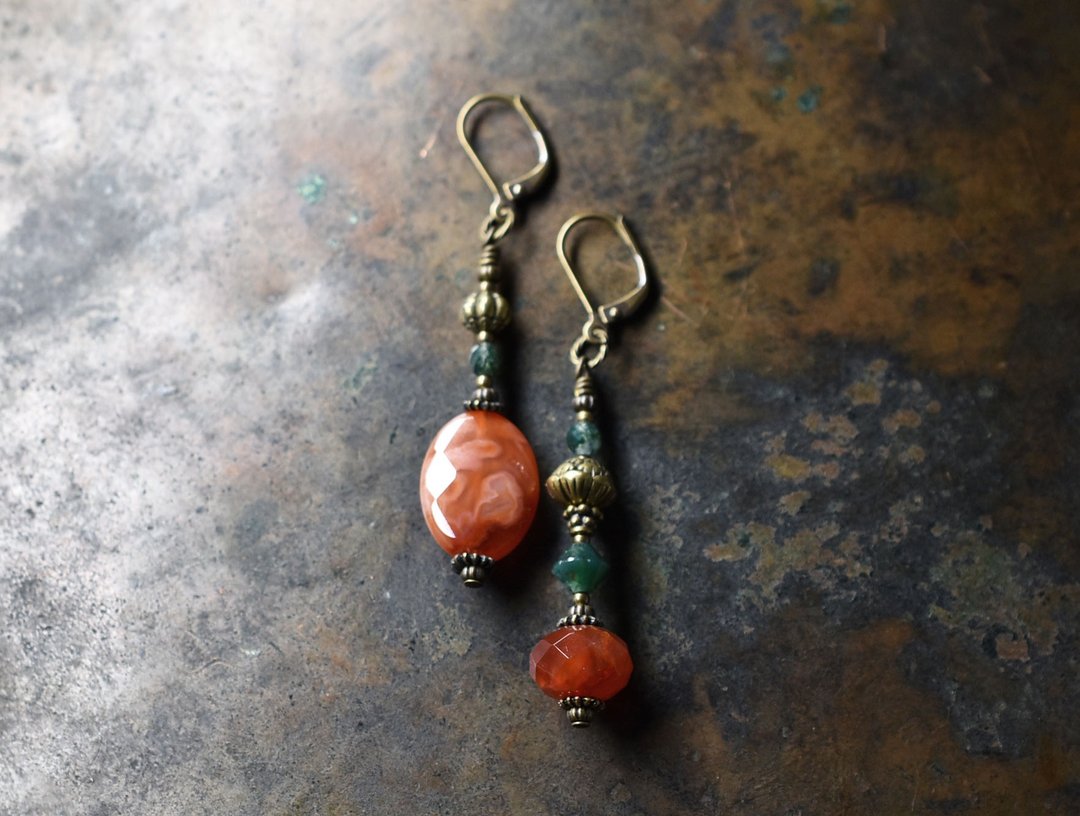 Scarlet carnelian and moss agate agate, lotus and temari brass ansymmetry earrings - 耳环/耳夹 - 宝石 橘色