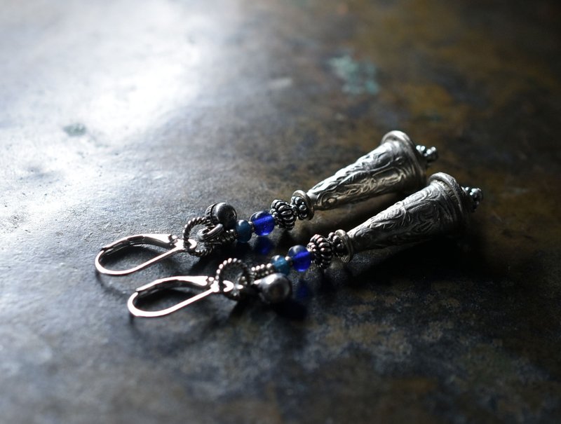 古董阿富汗金属缀蓝色与靛蓝古董珠、印度银铃铛的耳环 - 耳环/耳夹 - 其他金属 银色