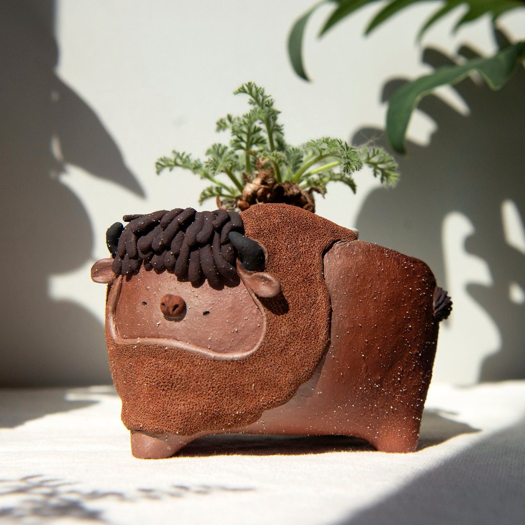 Bison planter. Dark brown clay pot. Handmade plant pot with - 花瓶/陶器 - 陶 