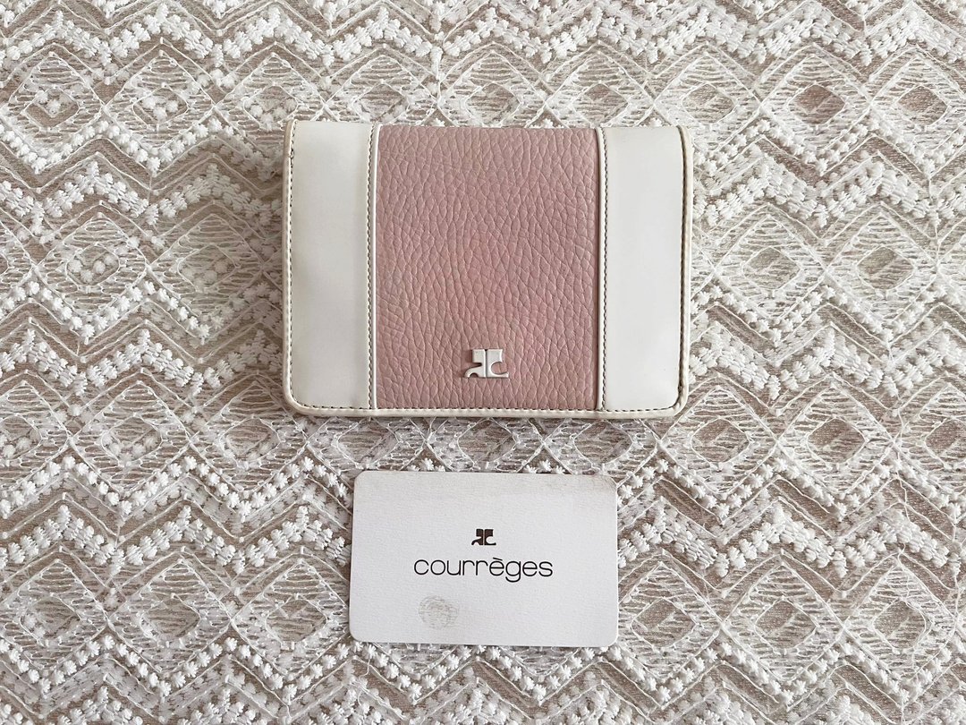 真皮短款双折皮夹，品牌 COURRÈGES，粉红、淡色和白，附标志。 - 皮夹/钱包 - 真皮 粉红色
