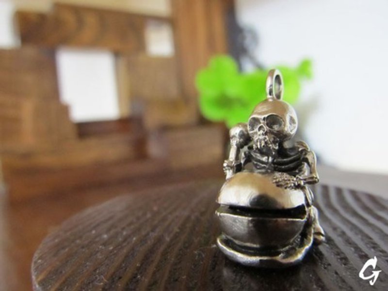 抱着木鱼的骷髅坠饰 - 项链 - 纯银 