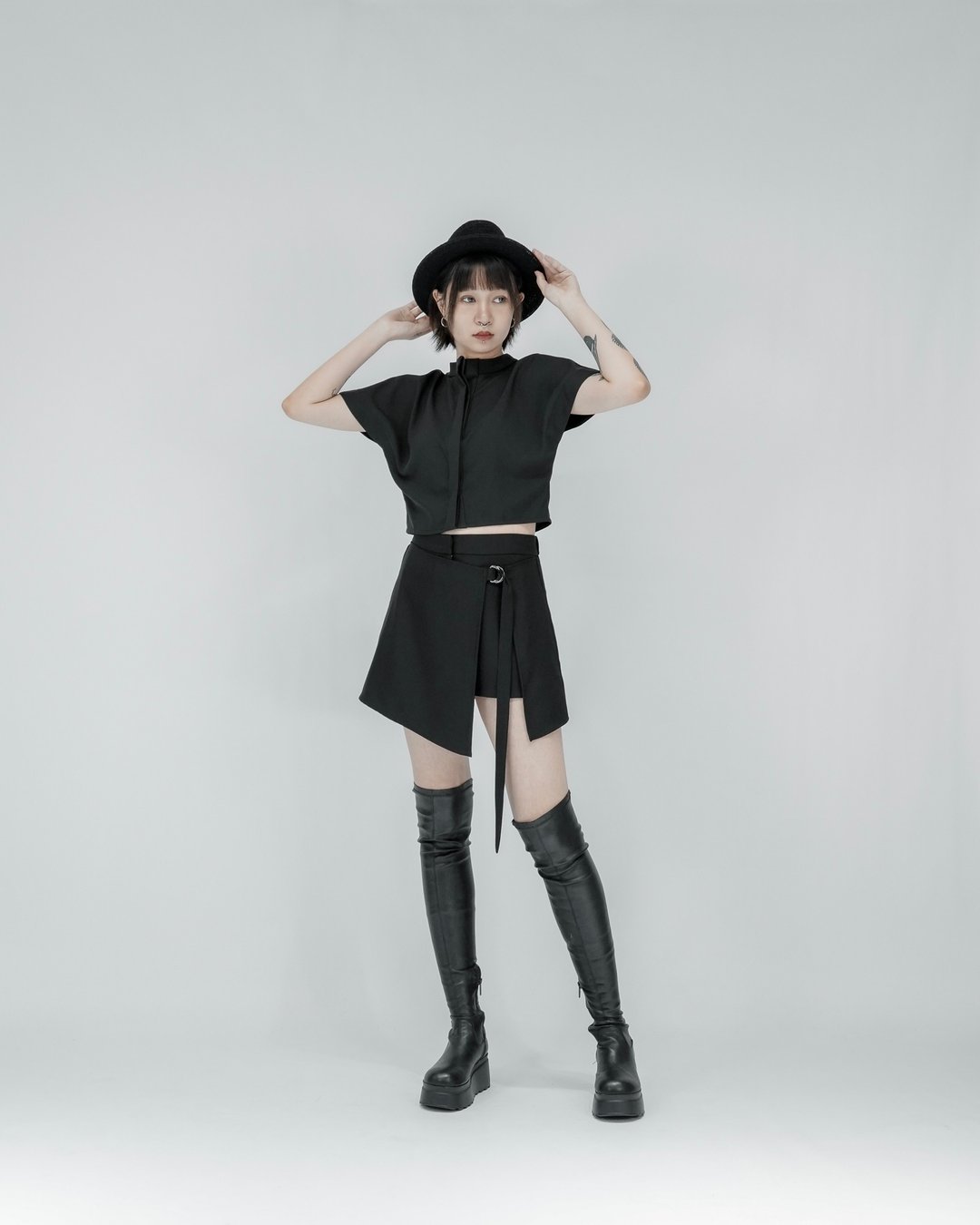 MUKK DESIGN 合身短版半袖衬衫 - 女装衬衫 - 聚酯纤维 黑色