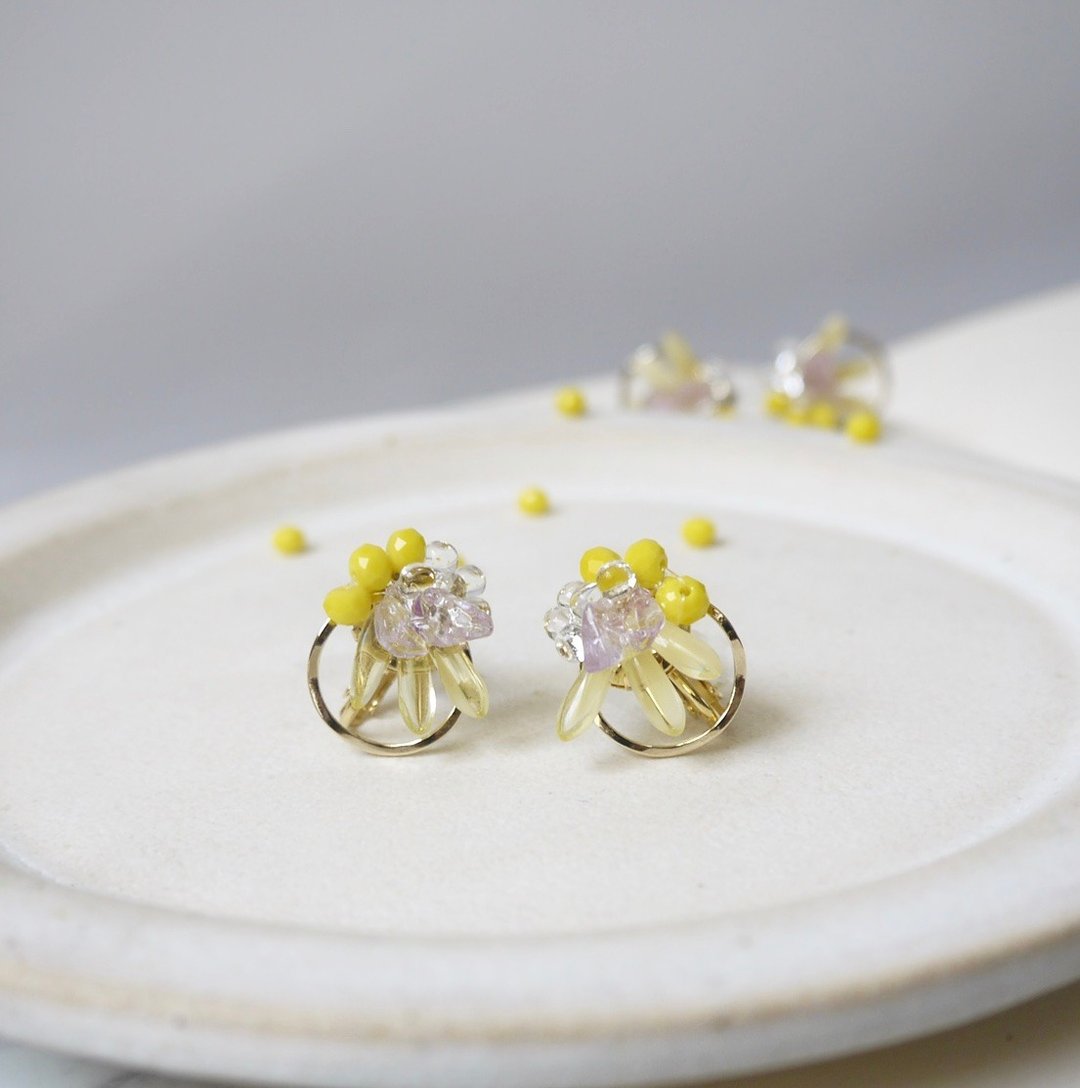 Mimosa Yellow Small Earrings - 耳环/耳夹 - 压克力 黄色