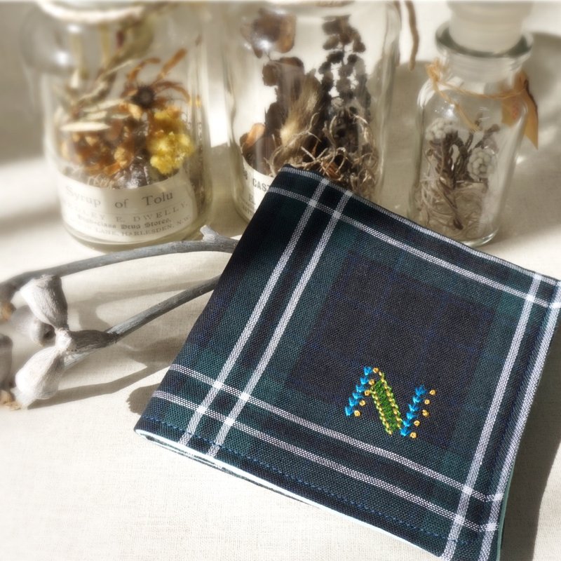 Hand embroidered quadruple gauze handkerchief  initial A〜Z black watch1 - 手帕/方巾 - 棉．麻 黑色