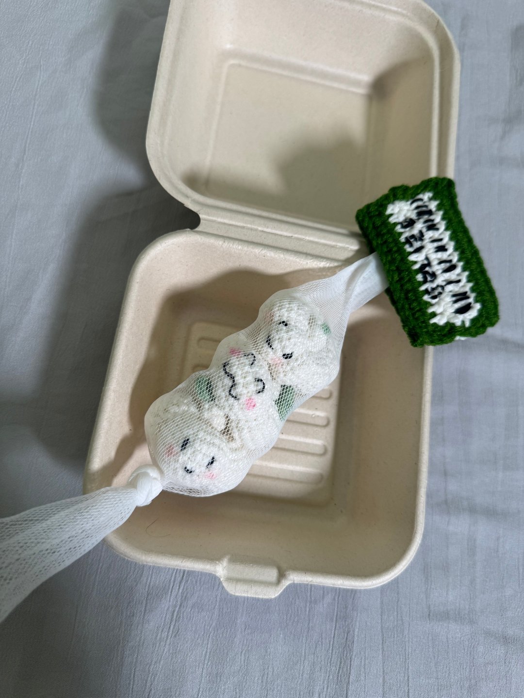 钩织蒜头三兄弟连网袋 客制钩织玩偶 - 吊饰 - 棉 多色