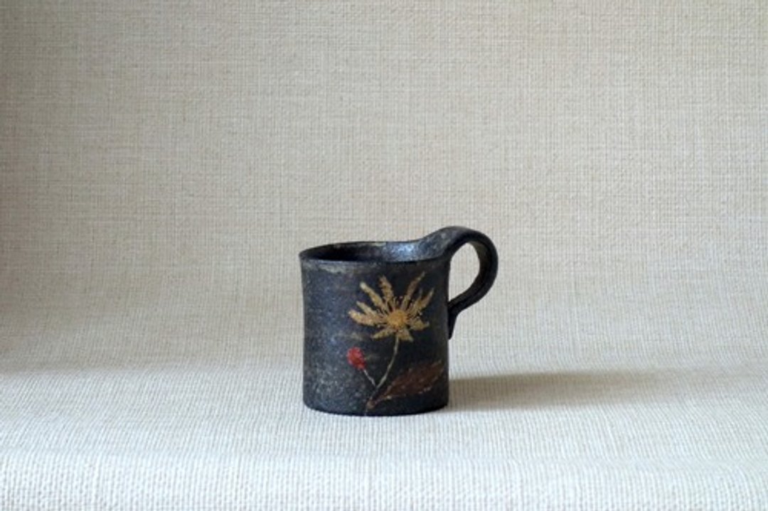 Square Mug, Gold Colored Akaeno Chrysanthemum B - 咖啡杯/马克杯 - 陶 多色