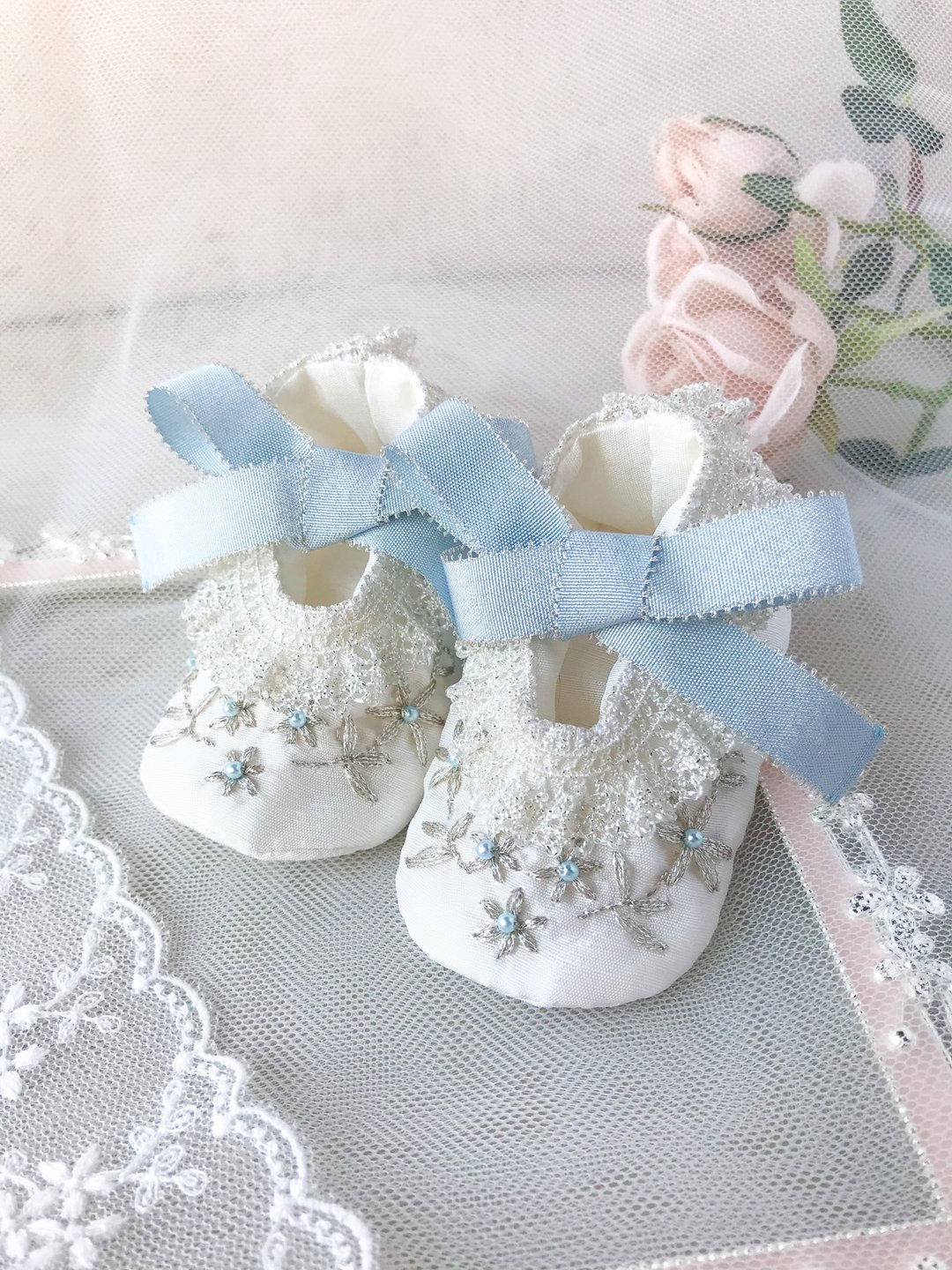 Silk baby shoes with hand embroidery and stretch lace light blue - 婴儿鞋 - 丝．绢 