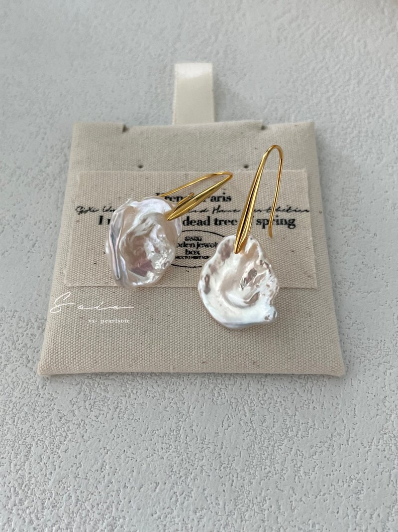 High Heel Petal Pearls Earring 高跟鞋花瓣珍珠耳环 - 耳环/耳夹 - 珍珠 白色
