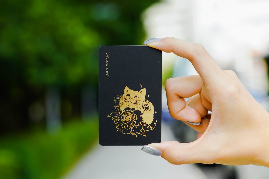 【动物写真设计款】猫与玫瑰款名片(直式)(赠钥匙圈) - 数码小物 - 塑料 黑色