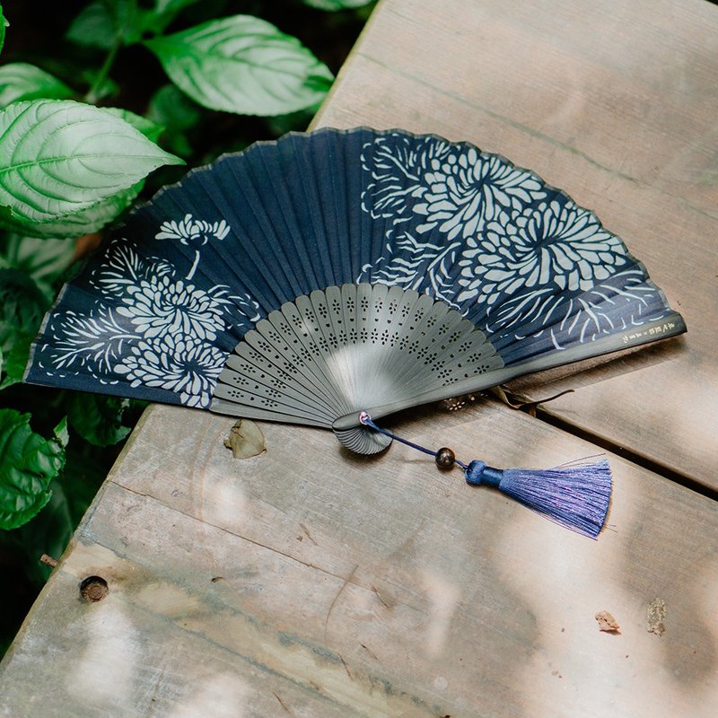 卓也蓝染－蓝染手工折扇(菊花型染) - 扇子 - 棉．麻 蓝色