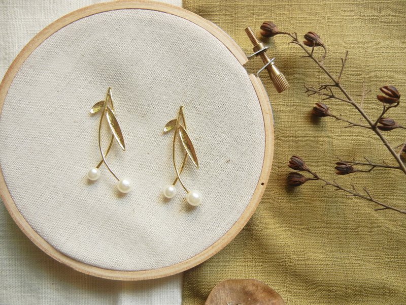 *coucoubird* 交错的叶耳环 - 耳环/耳夹 - 铜/黄铜 金色