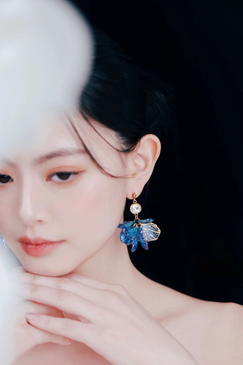 COR-DATE / 蓝色花语 / 摇曳花球耳环 - 耳环/耳夹 - 其他材质 