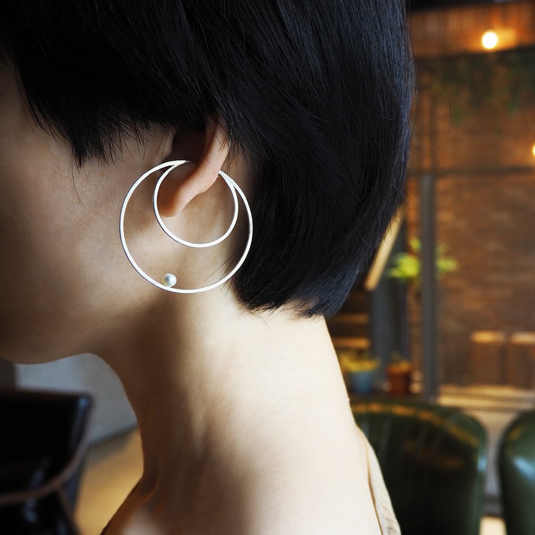 pearl round a earring_珍珠圆框a耳骨环 没耳洞 耳环 耳夹 - 耳环/耳夹 - 银 银色