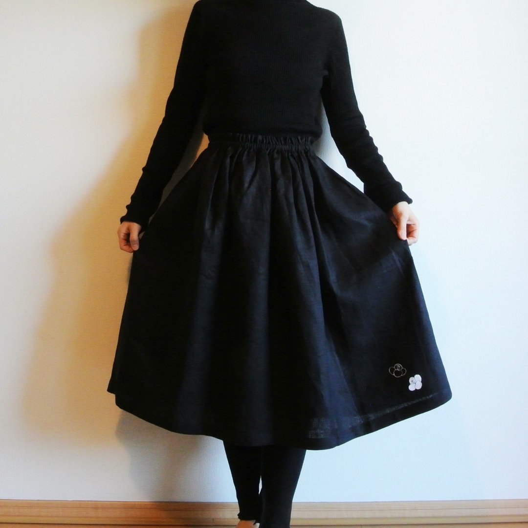 Linen/ gathered skirt Black / white camellia - 裙子 - 棉．麻 黑色