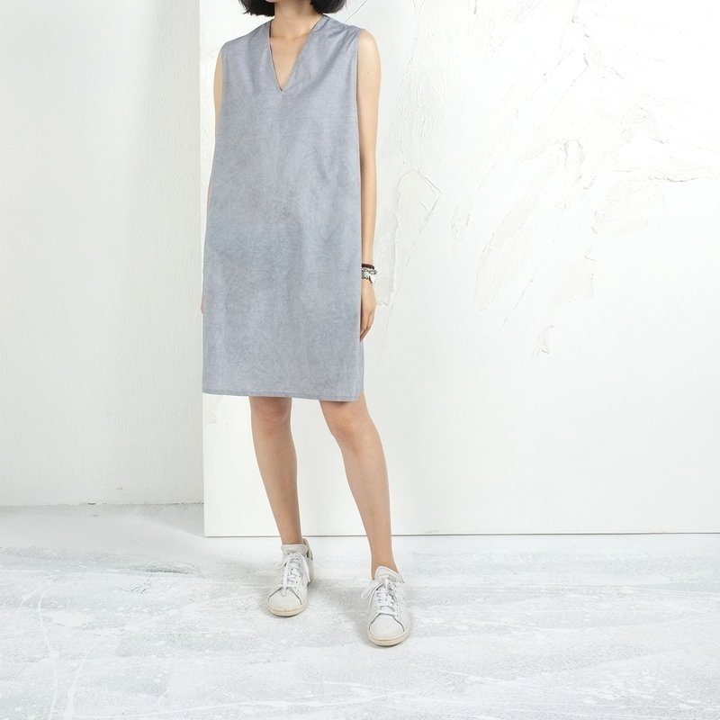 杲果/GAOGUO原创设计师女装品牌 新款极简灰色无袖V领箱型连衣裙 - 洋装/连衣裙 - 棉．麻 银色