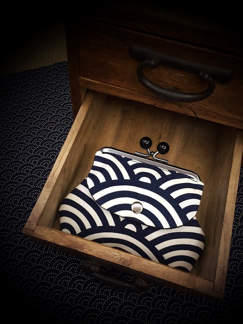 卡片收纳/印章/零钱包/口金包/日本海波纹黑樱桃口袋包 - 皮夹/钱包 - 棉．麻 蓝色