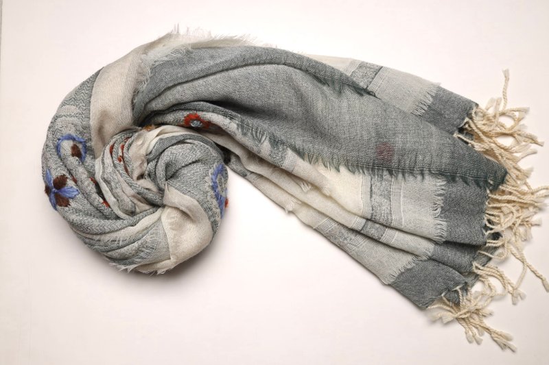 【圣诞礼物】喀什米尔水煮羊毛手工刺绣围巾披肩浅灰浅绿色三层 - 围巾/披肩 - 羊毛 灰色