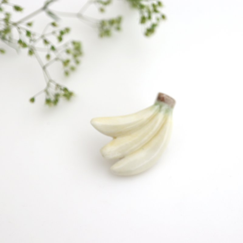 Banana pin brooch - 胸针 - 瓷 黄色