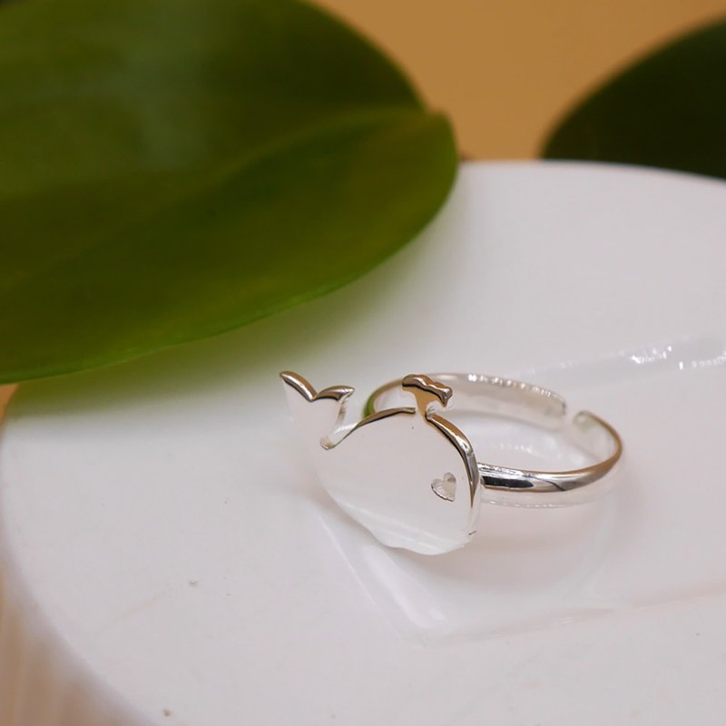 手工制作的小鲸鱼戒指 黄铜镀银 - 戒指 - 其他金属 银色