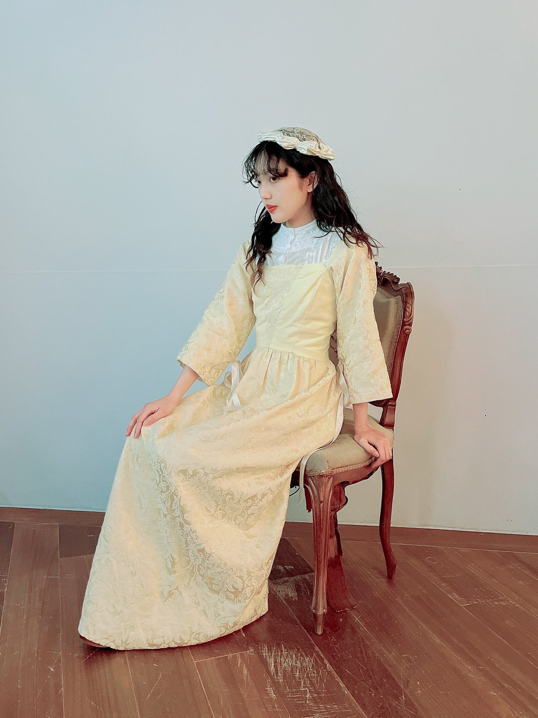 袅袅百货公司-Vintage 鹅黄花卉暗纹绑带马甲礼服洋装 - 洋装/连衣裙 - 棉 