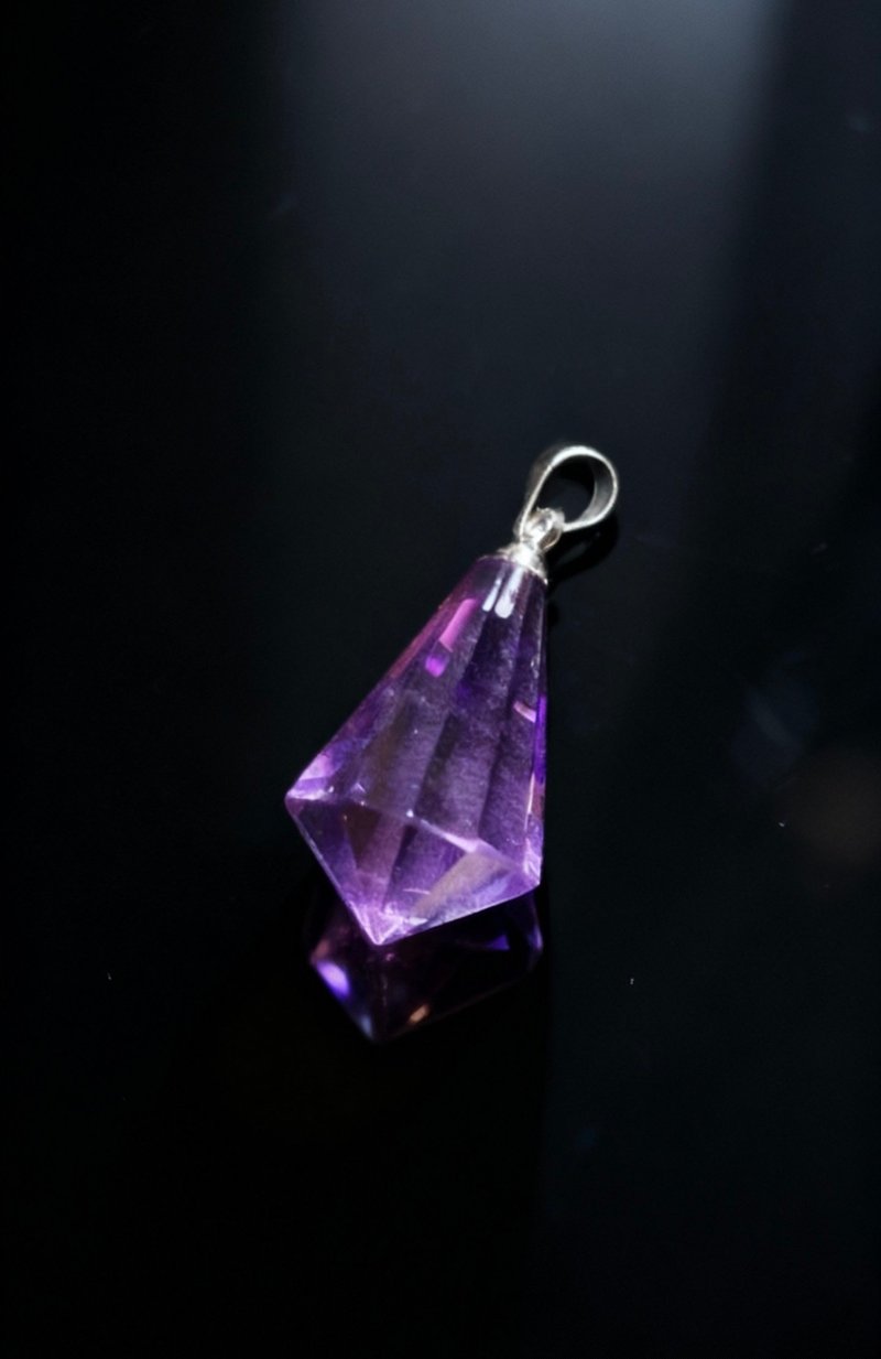 Crystal.EAA 紫水晶锥梭吊坠 - 吊饰 - 水晶 紫色