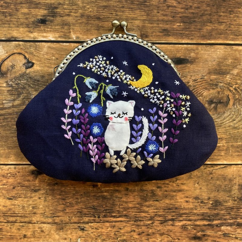 Night sky cat dream Embroidery pouch Starry sky gamaguchi Made to order as a gift - 化妆包/杂物包 - 绣线 多色